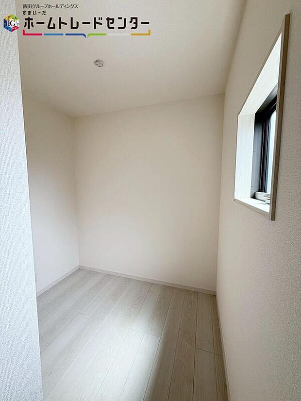 【収納】納戸を設けております。季節的に使用しない物を収納する際や衣裳部屋としても活躍できます♪