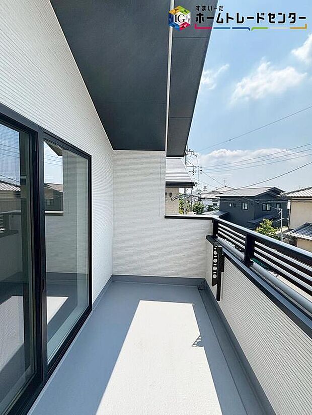 【【バルコニー】】広々としたバルコニーならシーツなど大きな洗濯物もらくらく干せます。観葉植物を置いたり、料理に使えるハーブを育てたり、ガーデンニングを楽しむスペースも十分。