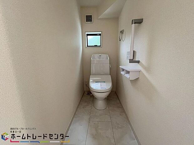 【【トイレ】】1、2階共に窓付きのトイレスペース♪採光もあり明るく、快適空間となっております。毎日使う場所だからこその配慮です♪
