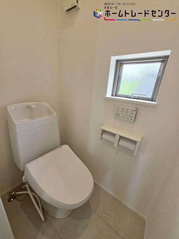 【トイレ】1、2階共に窓付きのトイレスペース。採光もあり明るく、快適空間となっております。冬場のヒヤッとを防げる温水洗浄便座♪寒い日でも快適に過ごせます。毎日使う場所だからこその配慮です♪