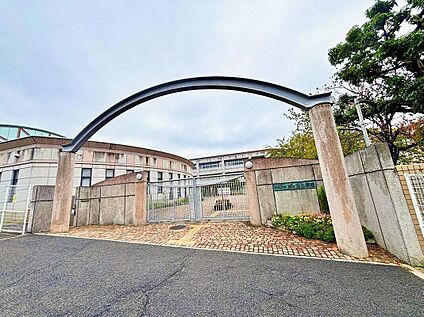 香芝市立旭ケ丘小学校 220m(徒歩3分)