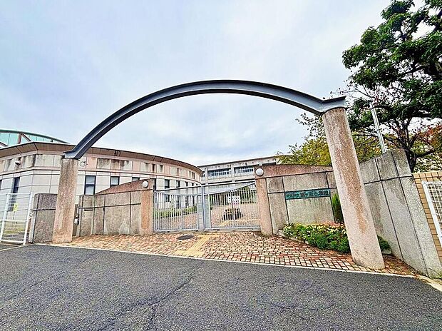 香芝市立旭ケ丘小学校（約220m）
