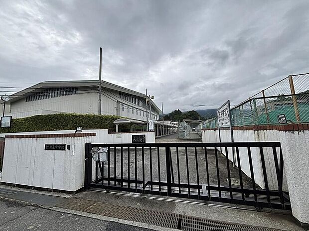 葛城市立新庄中学校(約1,000m)