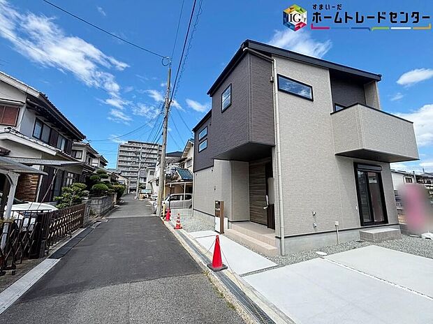 【前面道路含む現地写真】一戸建ての大きなメリットは、「自分の土地」を自由に使えること。好きなペットが飼えるほか、ガーデニングやDIY、車やバイクの手入れなど様々な趣味を楽しめます♪