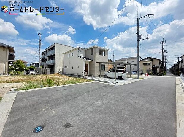 【前面道路含む現地写真】カースペース2台分ご用意ございます♪（車種によります）家族分の自転車を駐輪したり、来客用の駐車スペースとしてもお使いいただけます♪花や緑で彩るガーデニングもオススメです♪