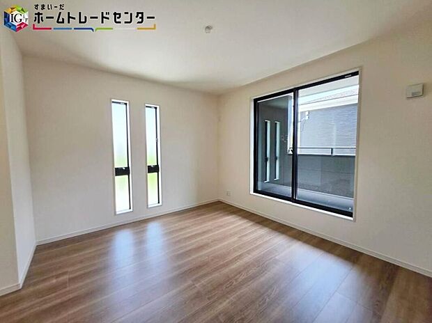【【居室】】バルコニーに面した主寝室には、大きな窓を用意しております。暖かい日差し差し込む快適空間となっております。