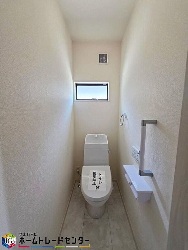 【トイレ】【トイレ】窓付きのトイレスペース♪採光もあり明るく、快適空間となっております♪毎日使う場所だからこその配慮です♪