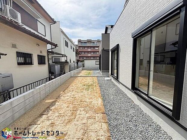 【【南側のお庭】】陽光たっぷり降りそそぐ南庭を備えた理想のお住まいです。お子様の遊び場や趣味のガーデニングなど、ライフスタイルに合わせていろいろとお楽しみ頂けそうです。