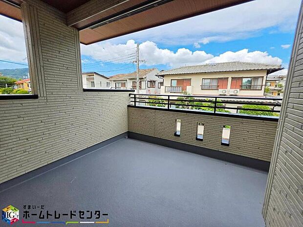 【バルコニー】南側に設置された屋根付きのインナーバルコニー。心地よい陽射しや暖かな風を楽しむことが出来ます。晴れた日にはたっぷりの洗濯物や布団を干せます。