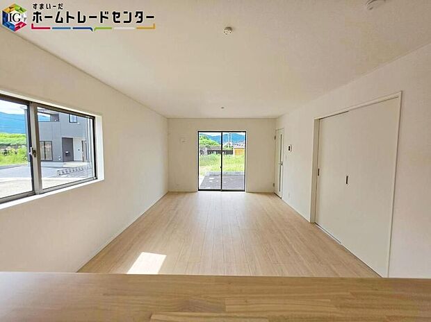 【【キッチン】】使い勝手の良い作業台の大きなキッチン。人気の対面式を採用しております。お子様もお手伝いに参加しやすいですね。ご家族の様子を見ながら、安心して家事が出来るのも嬉しいポイント。