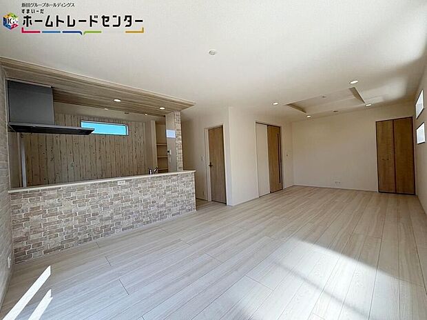 【リビング】広々としたLDKに、自分好みのインテリアでレイアウト♪季節ごとに模様替えなども、楽しみの一つとなりそうです♪住空間のプランと設備が心地いい時間を豊かに演出します♪天井部分は折上天井です♪
