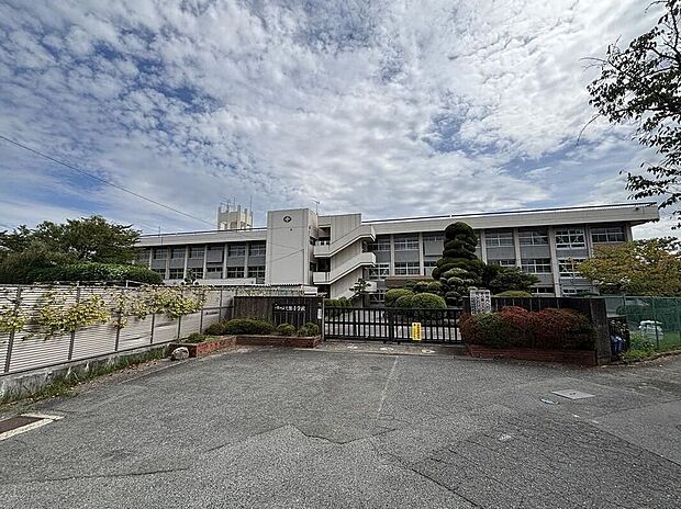 上牧町立上牧小学校（約1,900m）