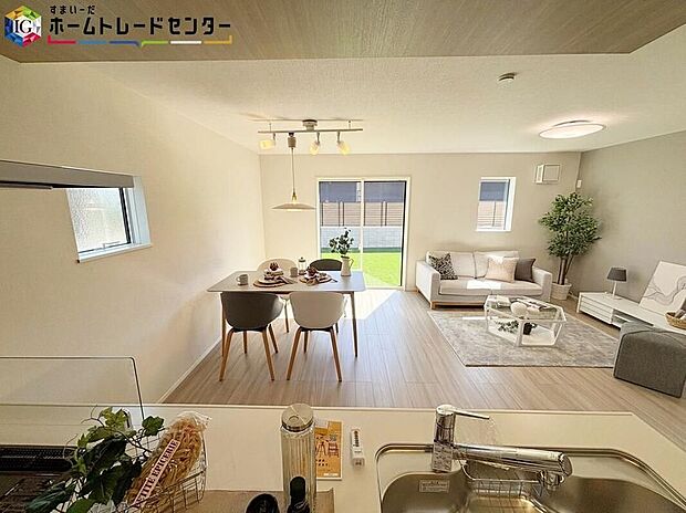 【【キッチン】】対面式キッチンからは、リビングにいるご家族の様子が一目で分かります♪小さいお子様がいても安心です♪開放感のあるキッチンでコミュニケーションを取りながら料理を楽しめます♪