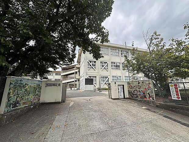 奈良市立あやめ池小学校(約2,400m)