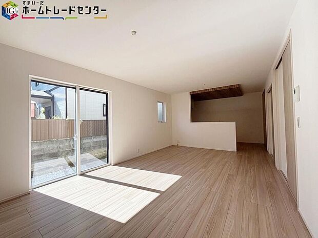 【【リビング】】大きな窓のあるリビングは、陽光あふれる明るい空間です。居心地良く、ご家族皆がゆったり寛げる憩いの空間となりそうです。