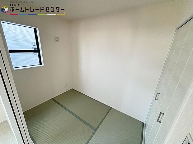 【【タタミルーム】】２WAYに使えるタタミルーム。戸を開ければリビングと一体に。閉じれば独立した和室に。お客様の宿泊にも対応できる頼もしい空間です。