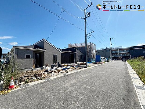 【【前面道路含む現地写真】※3号棟側】周辺は交通量の少ない生活道路なので小さなお子様がいても安心！陽当りの良い道路に面したお住まい！道路幅も広めで、開放感たっぷりです♪