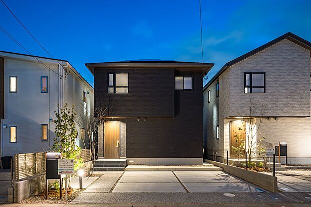■6号地外観6号地はダークトーンでシックな印象の外観に仕上げました。このシンプルさが、住まう人に安心感をもたらしてくれます。駐車は最大2台可能です（車種による）