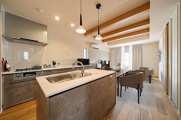 【キッチン】キッチンの奥には、食料品やキッチン用品を効率的に収納し、キッチンスペースを整理整頓することで使いやすく保つことができるキッチンクロークがあります。※CG合成で家具を設置