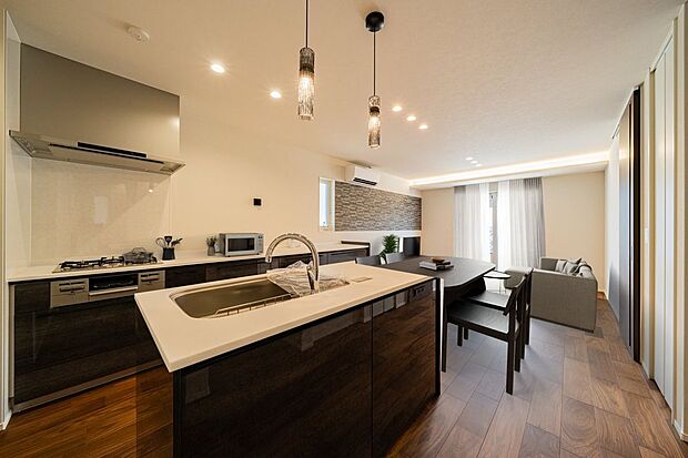 【キッチン】セパレートタイプのキッチンは、回遊性のある動線を実現でき、調理や片付けがスムーズに行えます。ご家族と一緒に調理を楽しむこともできます。※CG合成で家具を設置