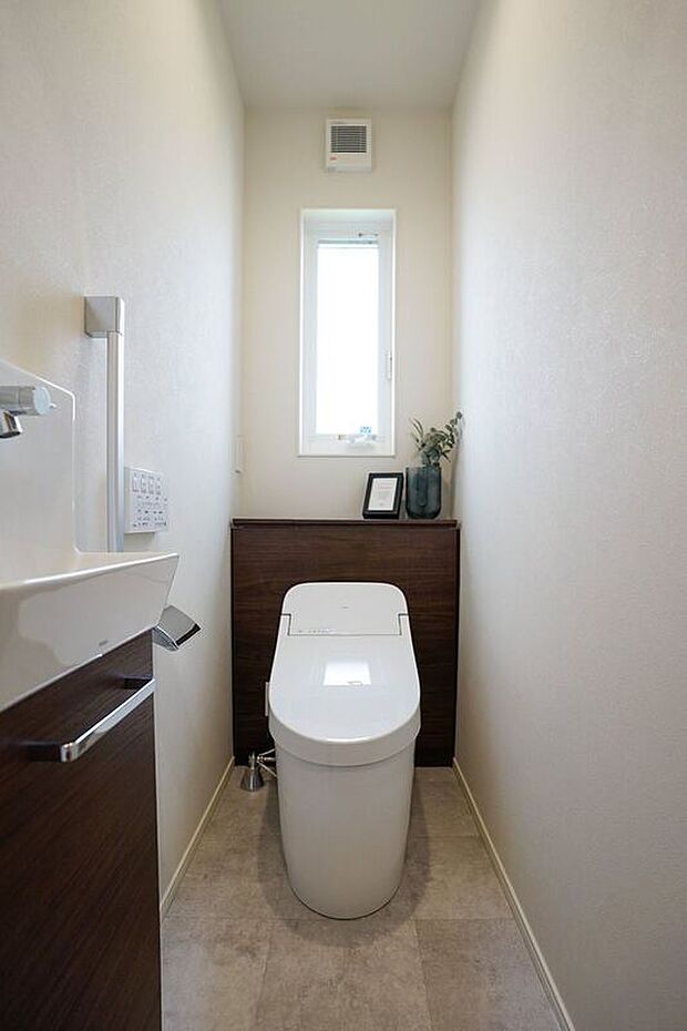 【トイレ】2階トイレには手すりが付いているため、立ち上がるときも安心です。小窓付きで換気もできます。