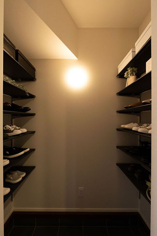 【玄関】■S号地玄関ご家族の靴をはじめ、傘、アウトドア用品、ベビーカーなどをそのまま収納できる土間クロークです。屋外で使うものを室内に持ち込まずに済むため、家の中を清潔に保てます。