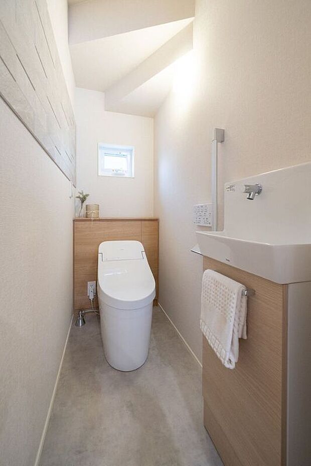 4号地の1階トイレです。手洗スペースが付いているので、お客様に洗面所を見られることなく使ってもらえて、プライベート空間を保てます。