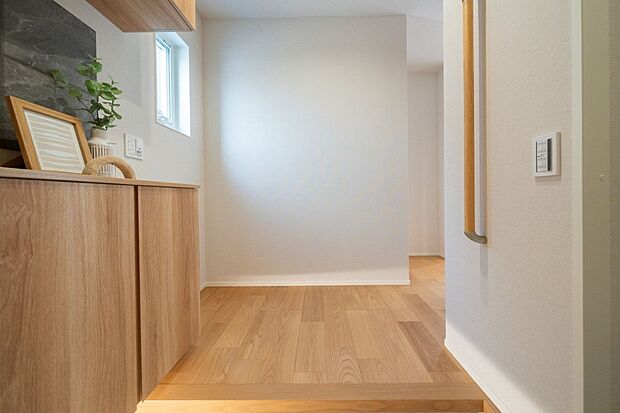 【玄関】玄関には土間クロークがあります。アウトドア用品やベビーカー、シーズンオフの靴などの収納場所としてご活用いただけます。