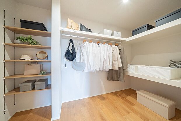 【収納】2階にはファミリークロークを設置しています。ご家族の荷物や衣類を一括管理できるので、朝の支度や衣替えがスムーズになします。お子様でも自分のモノを管理しやすく、整理整頓の習慣づけにも。