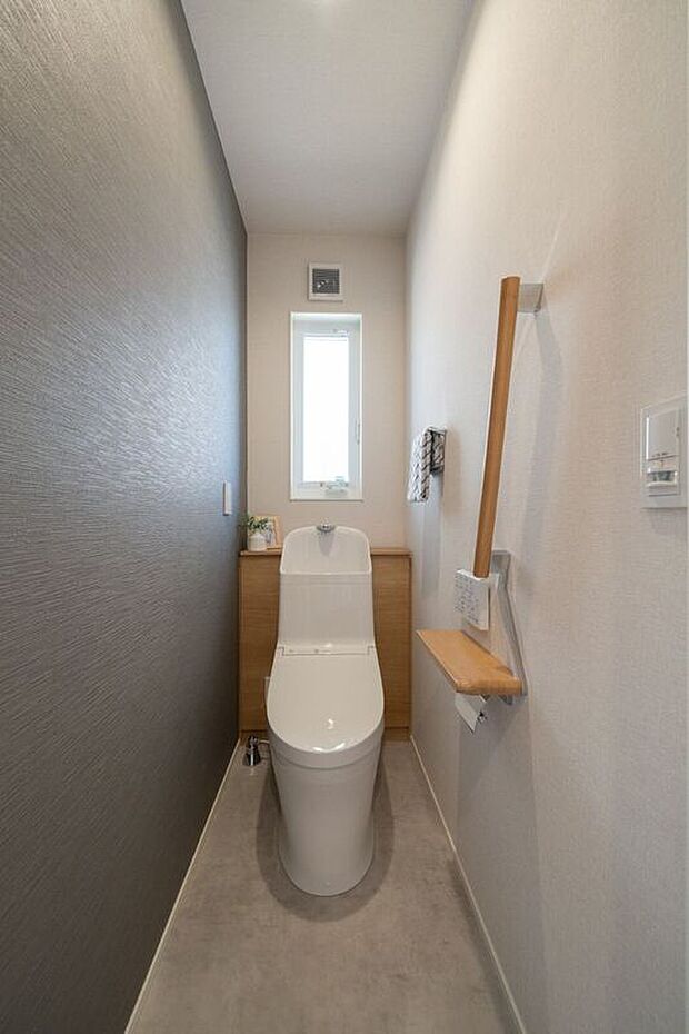 【トイレ】4号地の2階トイレです。各階にトイレが設置されているので、朝の混み合う時間帯もスムーズです。