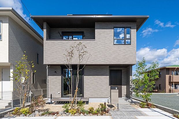 【外観】■2号地外観南向きの陽光が差し込む約19.4帖の広々LDKにワークスペースを確保。ファミリークローク・パーソナルクローク・土間クロークなど収納も充実した、快適で機能的な住空間です。