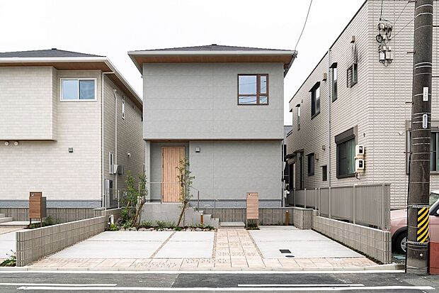【外観】■4号地外観いつまでも飽きのこない、愛着を感じる家となるよう、均整の取れたシルエットと、自然な色合いのデザインを施しています。2台駐車可能です(車種による)