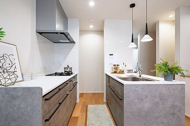 【キッチン】■4号地キッチン奥にはキッチンクロークがあり、食料品やキッチン用品を効率的に収納し、キッチンスペースを整理整頓することで使いやすく保つことができます。