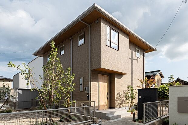 【外観】■G号地外観南向きの陽光が差し込む約19.5帖の広々LDKにワークスペースを確保。ファミリークローク・おでかけクローク・土間クロークなど収納も充実した、快適で機能的な住空間です。