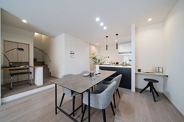 8号地の約19.4帖のリビングです。リビングにいる家族とコミュニケーションが取りやすい間取りです。ダイニングテーブルへの配膳や片付けもスムーズです。