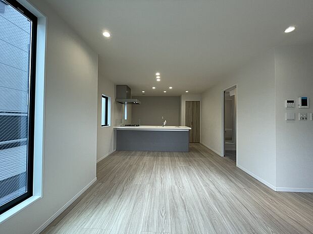 【ＬＤＫ/2号棟】
・ＬＤＫ 約16.5帖
勾配天井と多面採光で開放感あふれるLDK。ZEH水準の快適性能が、家族の団らんの時間をサポートします。空間のゆとりと明るさをご体感ください。