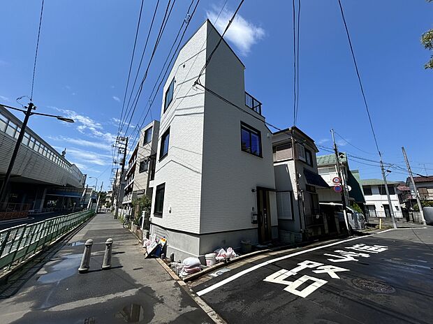 【現地写真】
東南角地に付き開放感があります。