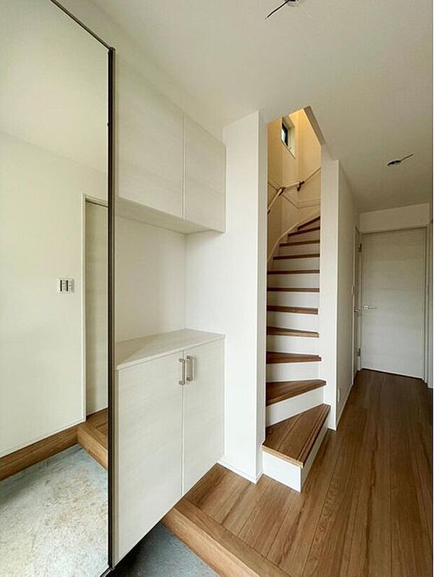 【シューズボックス】スタンドミラーのついたシューズボックス