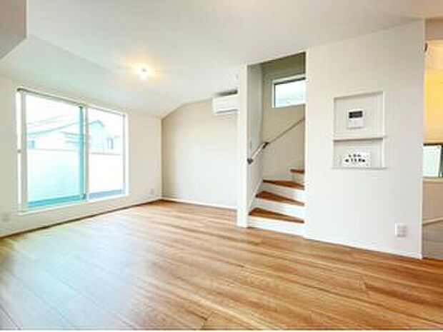 【LDK】LDK 約13.8帖
採光のとれる窓を採用