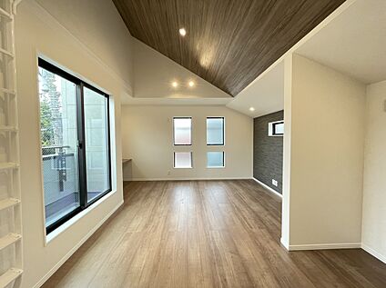 【LDK/1号棟】 吹抜けを設けた開放感のあるLDK空間です