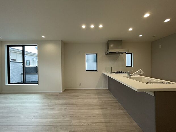 【【ＬＤＫ/2号棟】 ・ＬＤＫ 約16.5帖】窓が多く明るく開放感のあるLDK空間です。