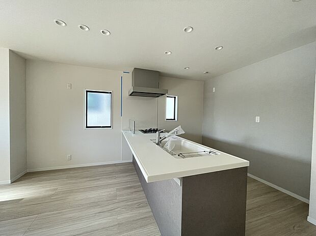 【【LDK/2号棟】】陽当りの良いLDK空間。オープンキッチンで開放感があります！