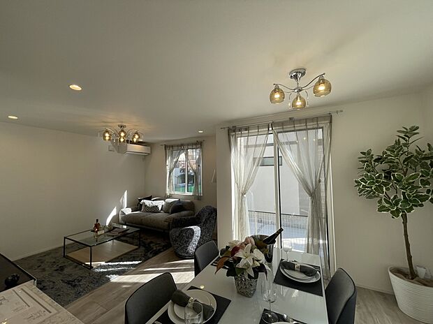 【LDK】モデルハウス家具付き住戸です。すぐに新生活を始められます。LDK約16.6帖