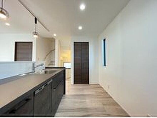 【【リビング収納】】キッチンサイドには嬉しいリビング収納付き