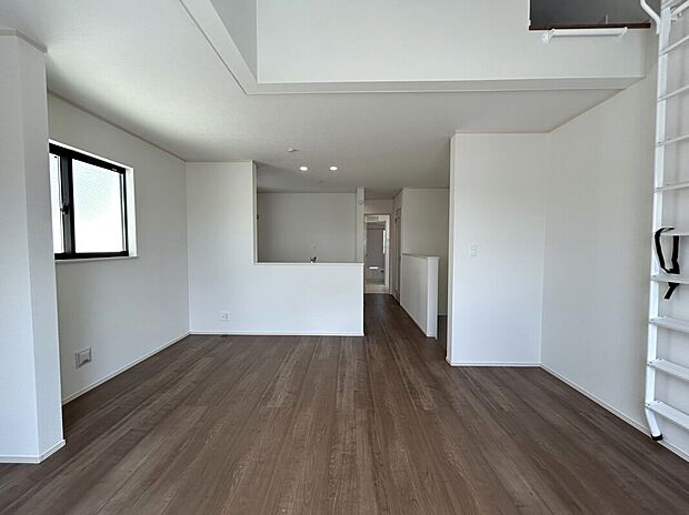 【【LDK】】対面式キッチンで、リビングにいるご家族とコミュニケーションが図れる間取りです。