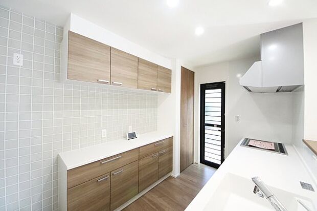 【キッチン】 キッチン収納は食器類の他に、消耗品や食料品などもストックできキッチン回りが片づきます。 作業スペースも広く、スムーズな家事導線を確保できます。