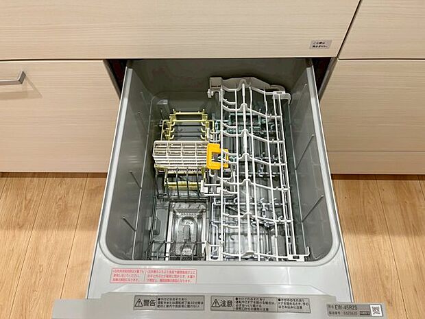 【キッチン】 家族との会話が弾む対面式のキッチン。料理をしながらリビング見渡せる嬉しい安心設計です。 子育て世代にも嬉しい、家族の繋がりを育む空間となるでしょう。同仕様写真。