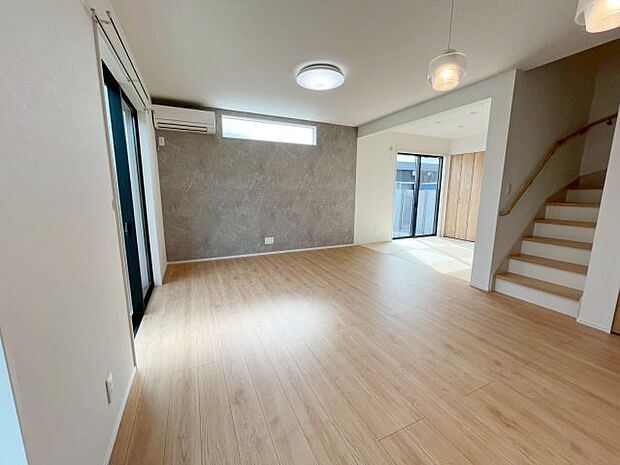 【リビング】 家族と「ただいま」や「おかえり」などの挨拶で、顔を合わせる機会が多くなるリビング階段。 家族とのコミュニケーションが広がり笑顔が絶えない空間です。