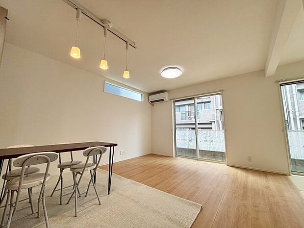 【リビング】 明るい光が差し込む開放感あふれるリビングは、ご家族が自然と集まる憩いの場所となります。 温かい会話が弾む心地よい空間で、日々の暮らしを豊かに彩る特別な時間を過ごせます。