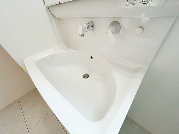 【洗面台】 収納力充実のシャワー付三面鏡洗面台は、朝の身支度もスムーズに行える機能的なデザインです。 ミラー裏収納も活用でき、化粧品や洗面用品などもすっきりと片付きます。同仕様写真。